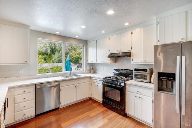 525 Oak Lake Ave, Santa Rosa, CA 95409