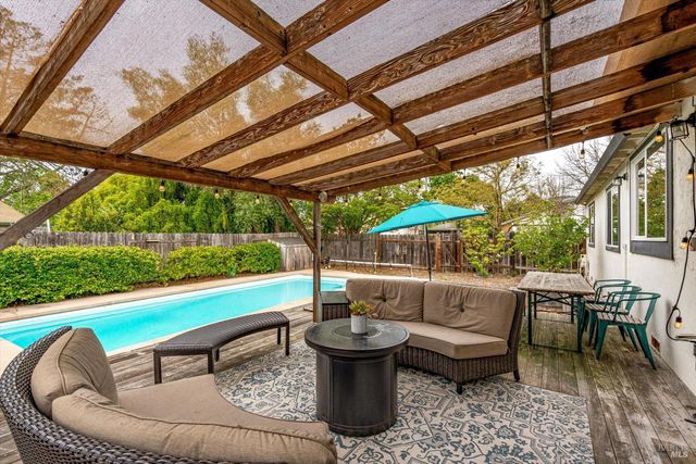 525 Oak Lake Ave, Santa Rosa, CA 95409