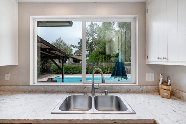 525 Oak Lake Ave, Santa Rosa, CA 95409