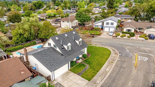 525 Oak Lake Ave, Santa Rosa, CA 95409