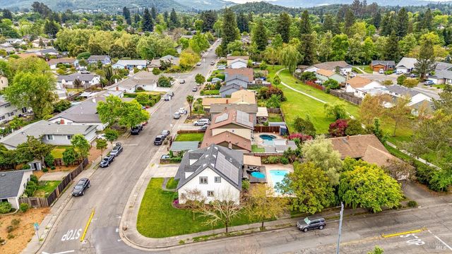 525 Oak Lake Ave, Santa Rosa, CA 95409