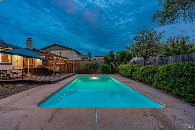 525 Oak Lake Ave, Santa Rosa, CA 95409