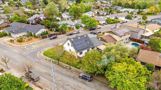 525 Oak Lake Ave, Santa Rosa, CA 95409