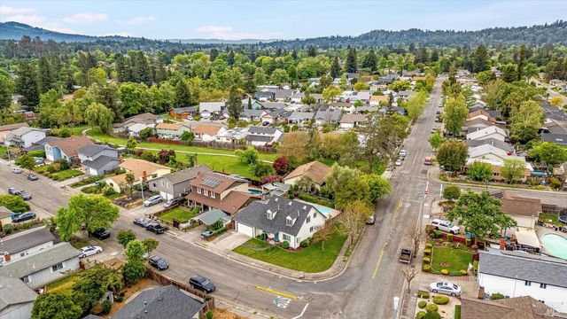 525 Oak Lake Ave, Santa Rosa, CA 95409