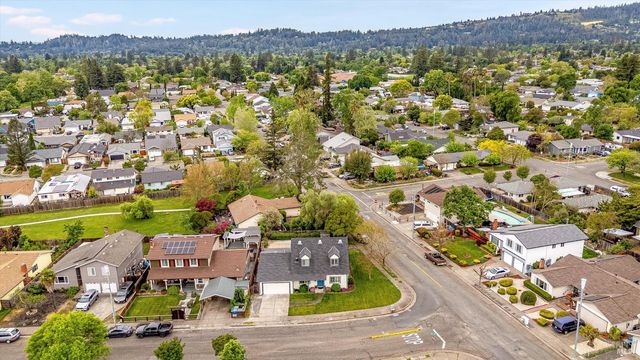 525 Oak Lake Ave, Santa Rosa, CA 95409