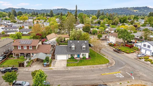 525 Oak Lake Ave, Santa Rosa, CA 95409