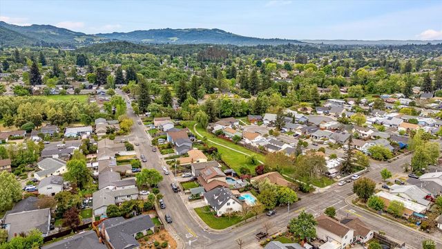 525 Oak Lake Ave, Santa Rosa, CA 95409