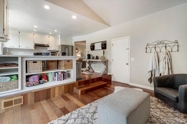 525 Oak Lake Ave, Santa Rosa, CA 95409