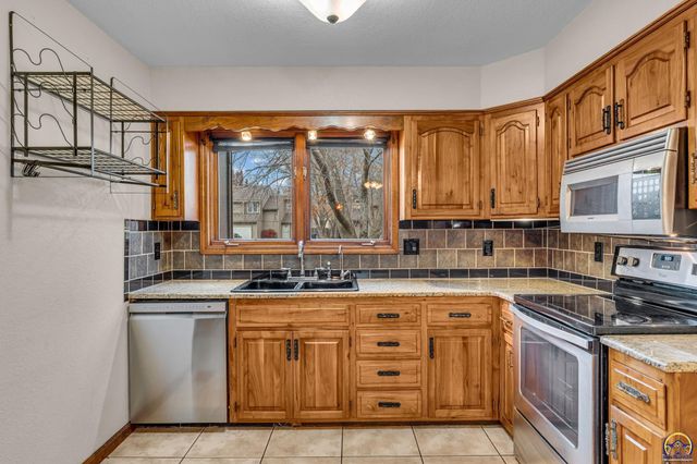 5337 SW Chelsea CT, Topeka, KS 66604