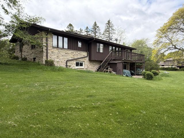 5550 W Parkview DRIVE, Mequon, WI 53092