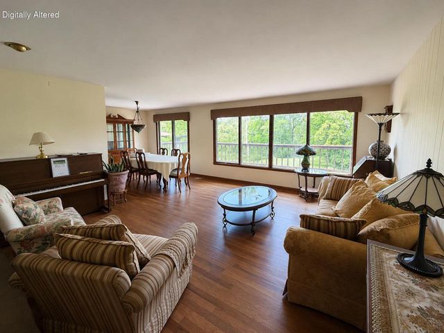 5550 W Parkview DRIVE, Mequon, WI 53092