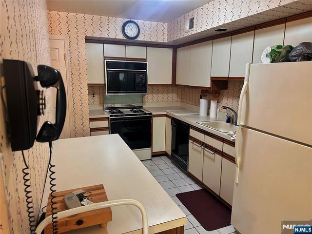 10 Matthew Road, Wayne, NJ 07470