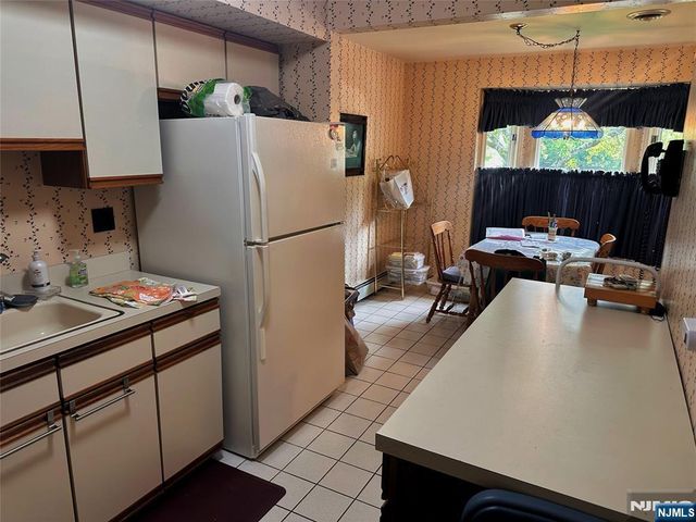 10 Matthew Road, Wayne, NJ 07470