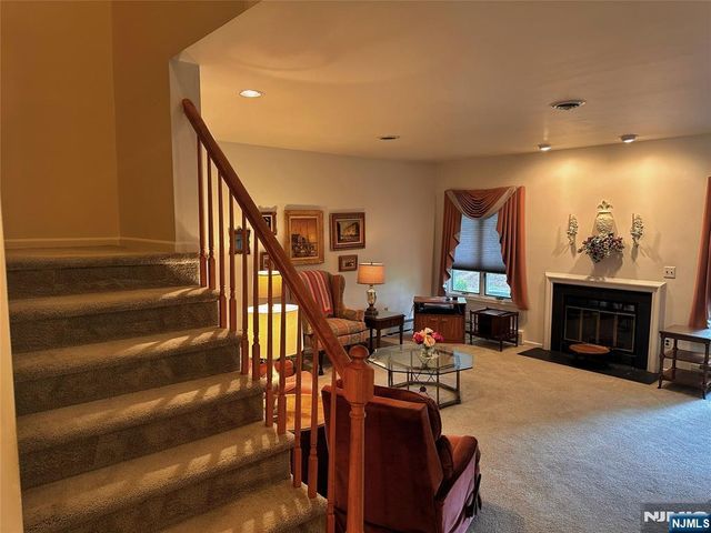 10 Matthew Road, Wayne, NJ 07470