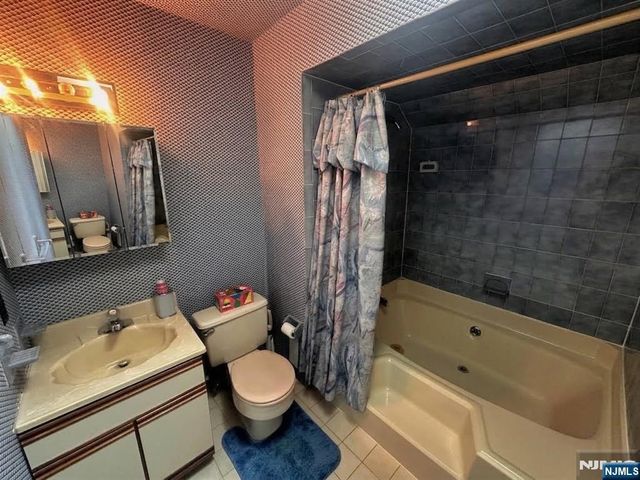 10 Matthew Road, Wayne, NJ 07470