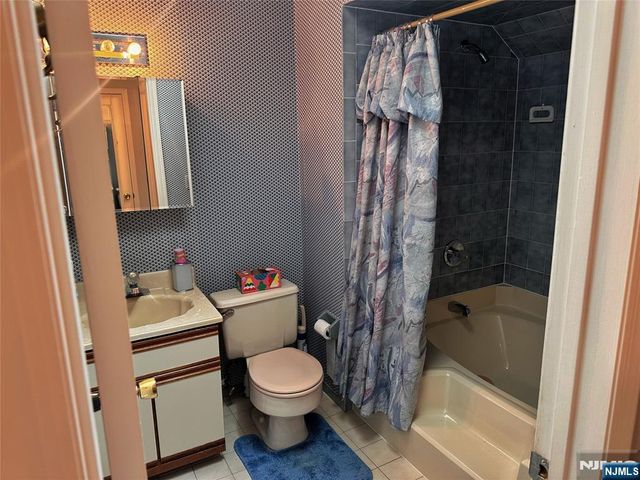 10 Matthew Road, Wayne, NJ 07470