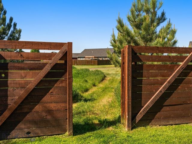 1004 Falcon Ridge Boulevard, Belgrade, MT 59714