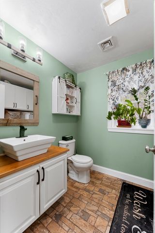 3076 County St, Dighton, MA 02715