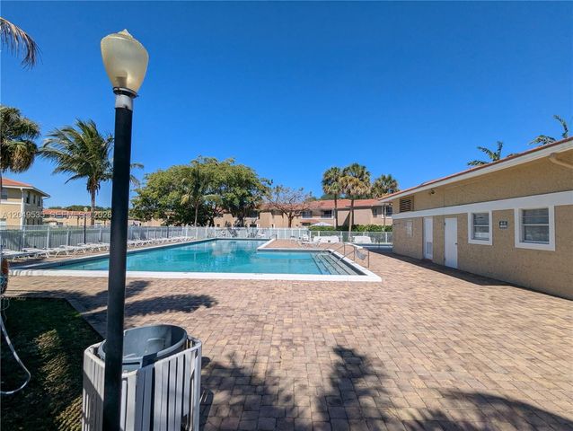 807 Twin Lakes Dr 32-G, Coral Springs, FL 33071