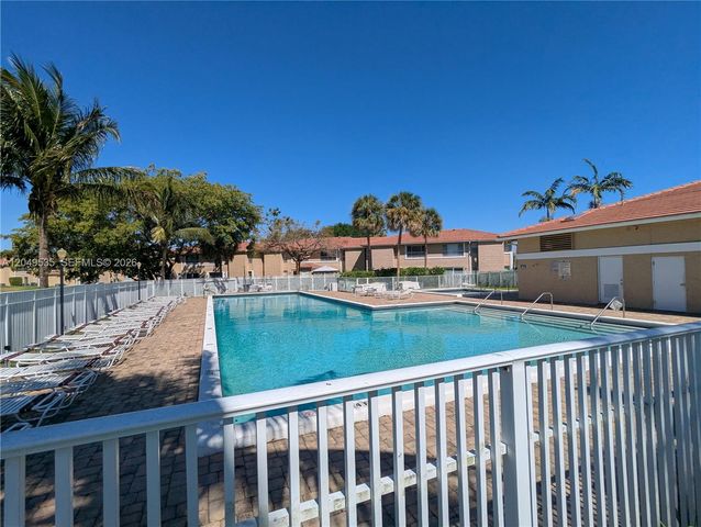 807 Twin Lakes Dr 32-G, Coral Springs, FL 33071