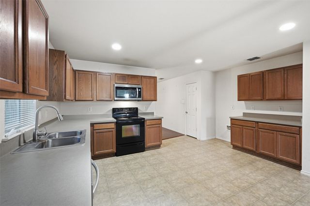 8118 York Beach Place, Arlington, TX 76002