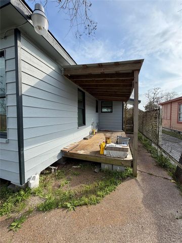 1214 W 5th Street, Freeport, TX 77541