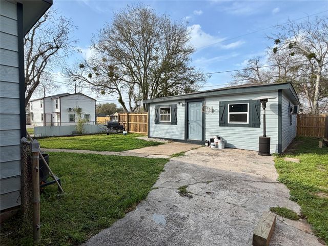 1214 W 5th Street, Freeport, TX 77541