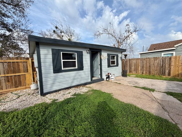 1214 W 5th Street, Freeport, TX 77541