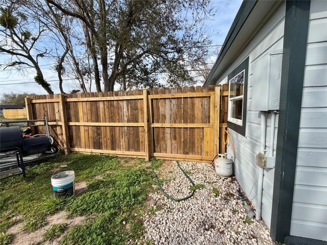 1214 W 5th Street, Freeport, TX 77541