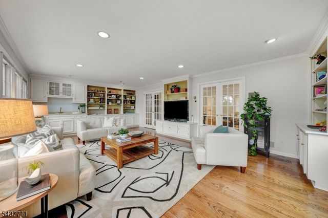 18 Kings Hill Ct, Summit City, NJ 07901