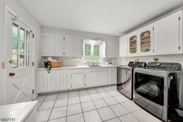 18 Kings Hill Ct, Summit City, NJ 07901