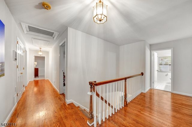 18 Kings Hill Ct, Summit City, NJ 07901