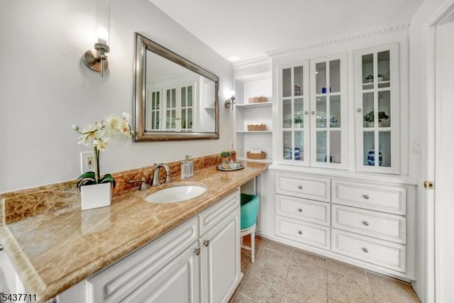 18 Kings Hill Ct, Summit City, NJ 07901