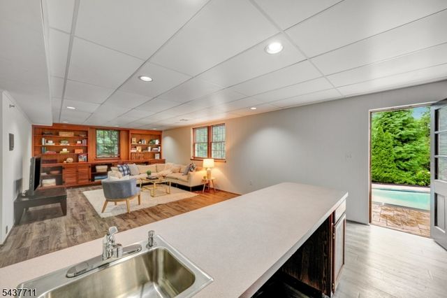 18 Kings Hill Ct, Summit City, NJ 07901