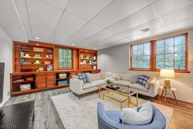 18 Kings Hill Ct, Summit City, NJ 07901
