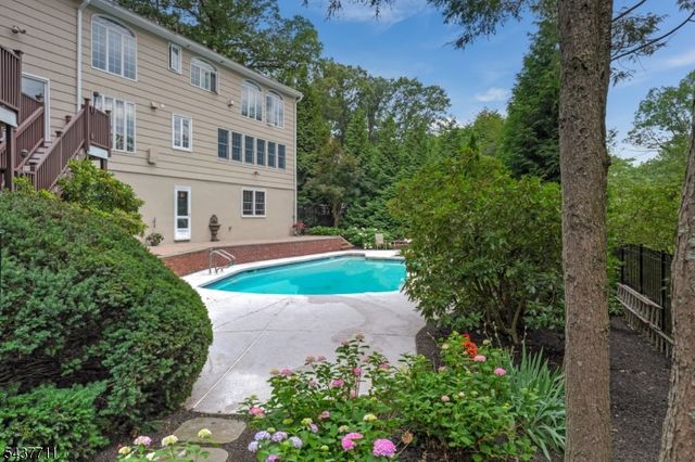 18 Kings Hill Ct, Summit City, NJ 07901