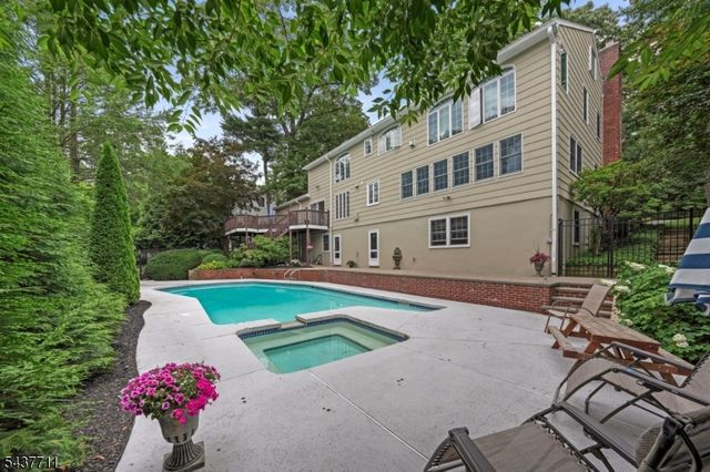 18 Kings Hill Ct, Summit City, NJ 07901
