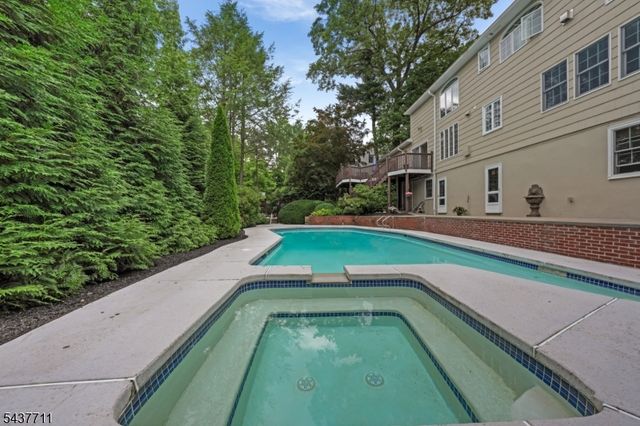 18 Kings Hill Ct, Summit City, NJ 07901
