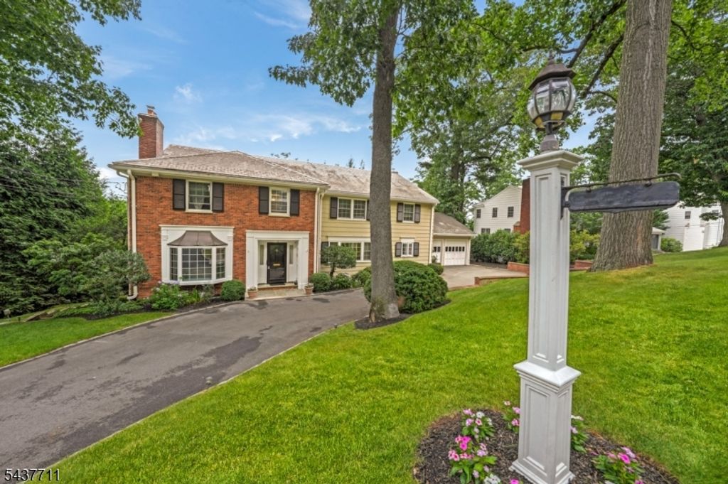 18 Kings Hill Ct, Summit City, NJ 07901