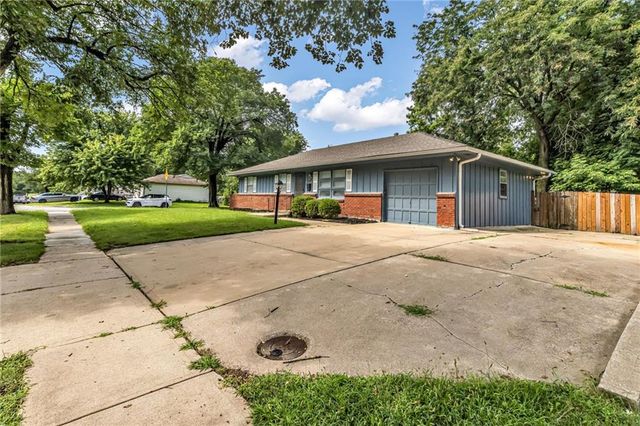 717 S Sunset Drive, Olathe, KS 66061