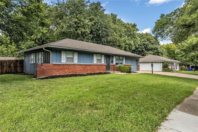 717 S Sunset Drive, Olathe, KS 66061