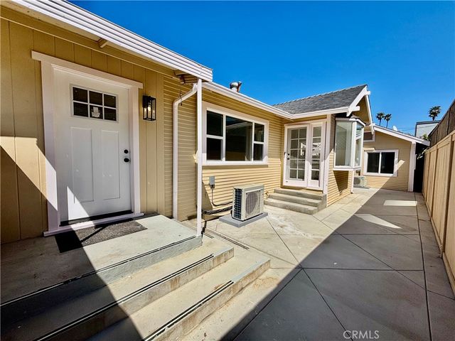 910 Acacia Avenue, Huntington Beach, CA 92648