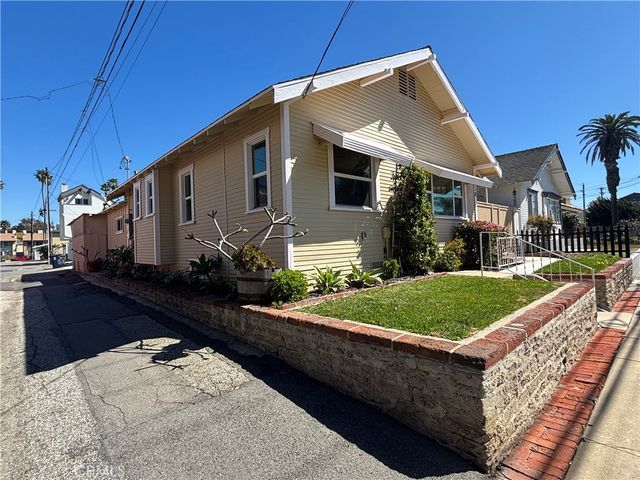 910 Acacia Avenue, Huntington Beach, CA 92648