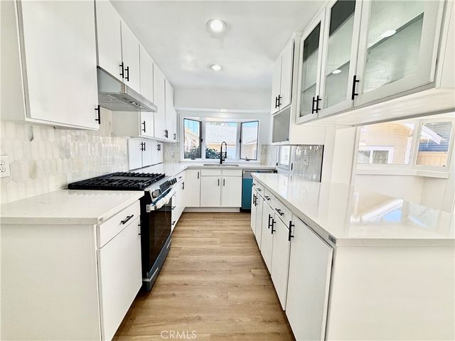 910 Acacia Avenue, Huntington Beach, CA 92648