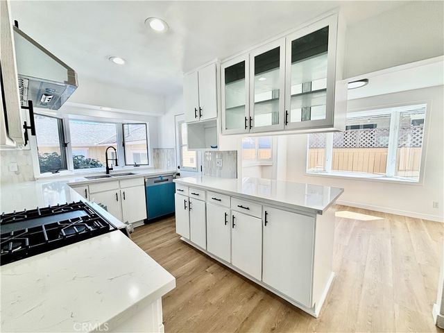910 Acacia Avenue, Huntington Beach, CA 92648