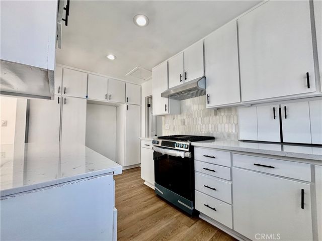 910 Acacia Avenue, Huntington Beach, CA 92648