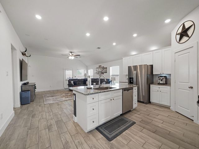 9 Alyssa Palms Drive, Manvel, TX 77578