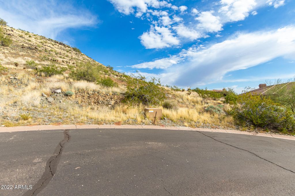 Image 3 of property listing at 14015 S 19TH Street 18, Phoenix, AZ 85048