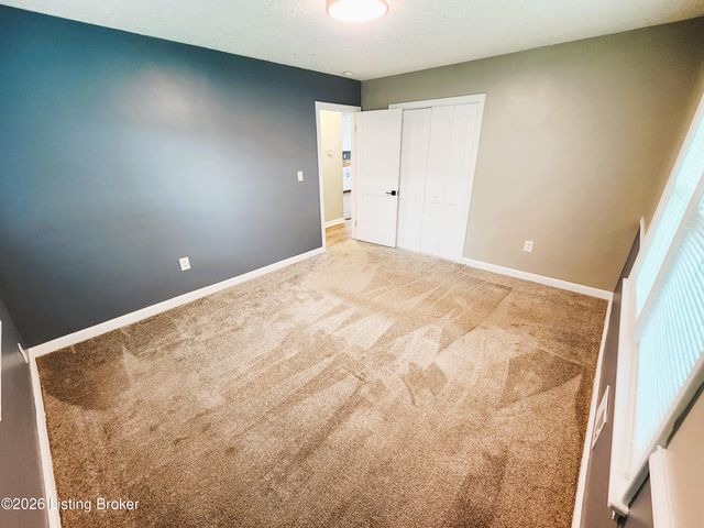 3216 New Lynnview Dr, Louisville, KY 40216