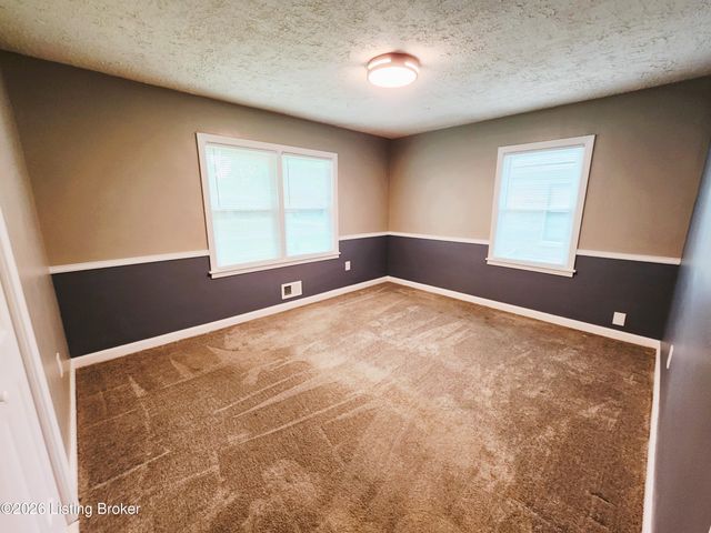 3216 New Lynnview Dr, Louisville, KY 40216